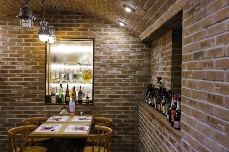 Round table pizza cozy dining interior