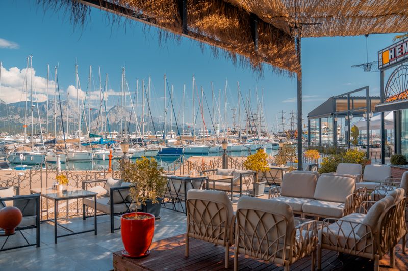 Outdoor patio seating at Round table pizza